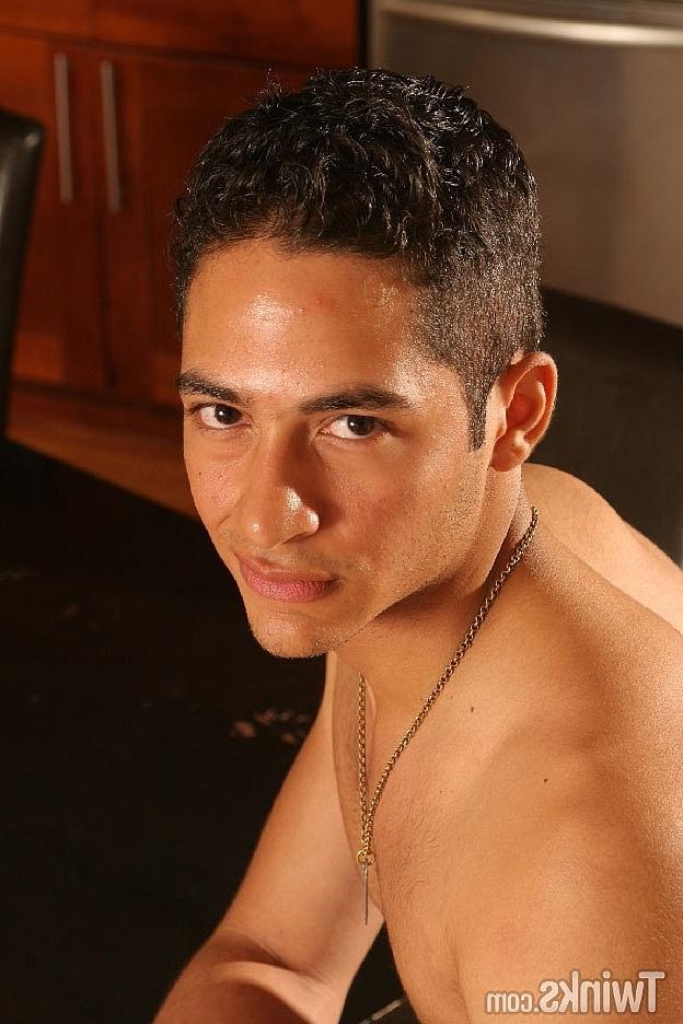 20P O gay Aydan Cruz mostra seu pau grande totalmente ereto e sua bunda cheia de bolhas
