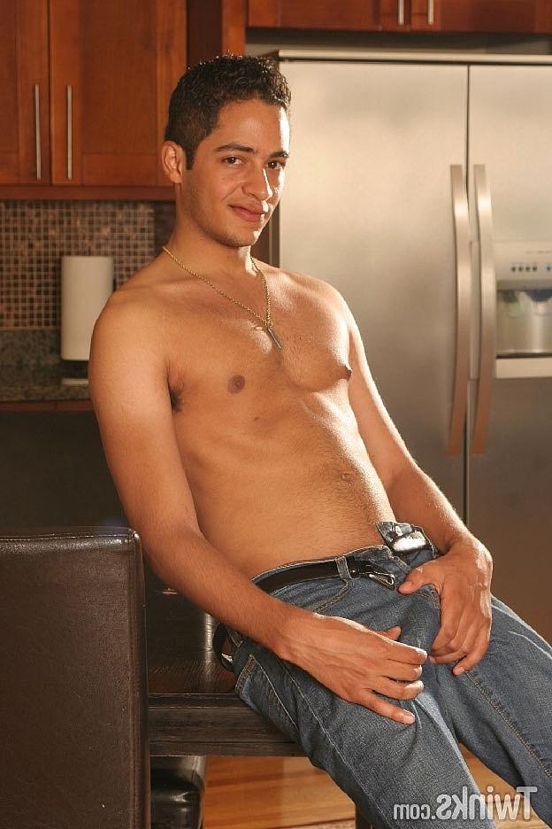 20P O gay Aydan Cruz mostra seu pau grande totalmente ereto e sua bunda cheia de bolhas