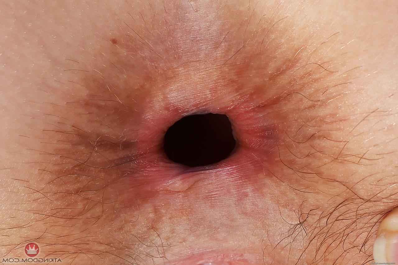 20P A gata nua Jackie Hoff abre seu buraco de amor anal e mija ao ar livre