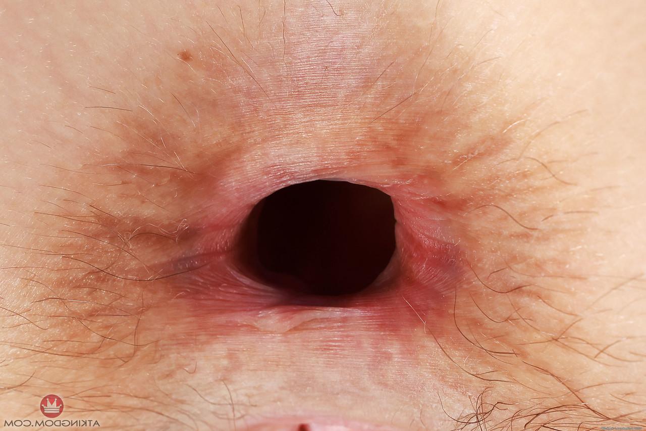 20P A gata nua Jackie Hoff abre seu buraco de amor anal e mija ao ar livre