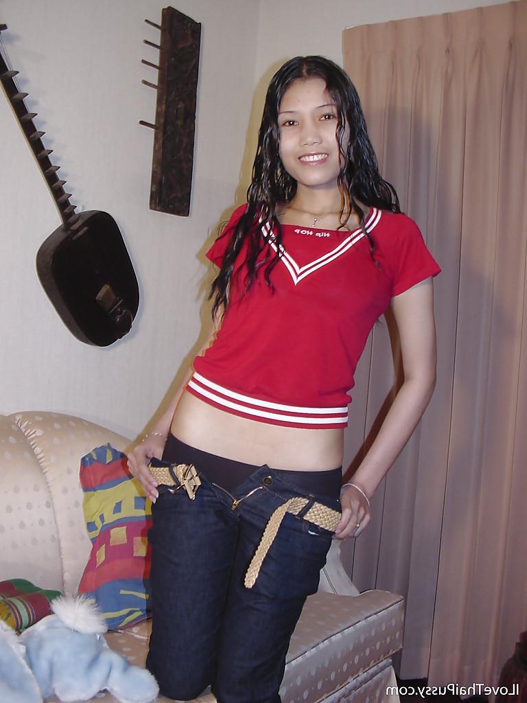 16P Linda garota asiática tirando a roupa e expondo sua buceta peluda