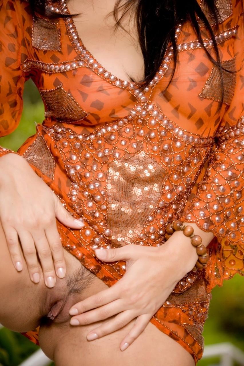 16P A gata de cabelos escuros Sunny Leone brinca com sua buceta na pista de pouso com botas de cowgirl