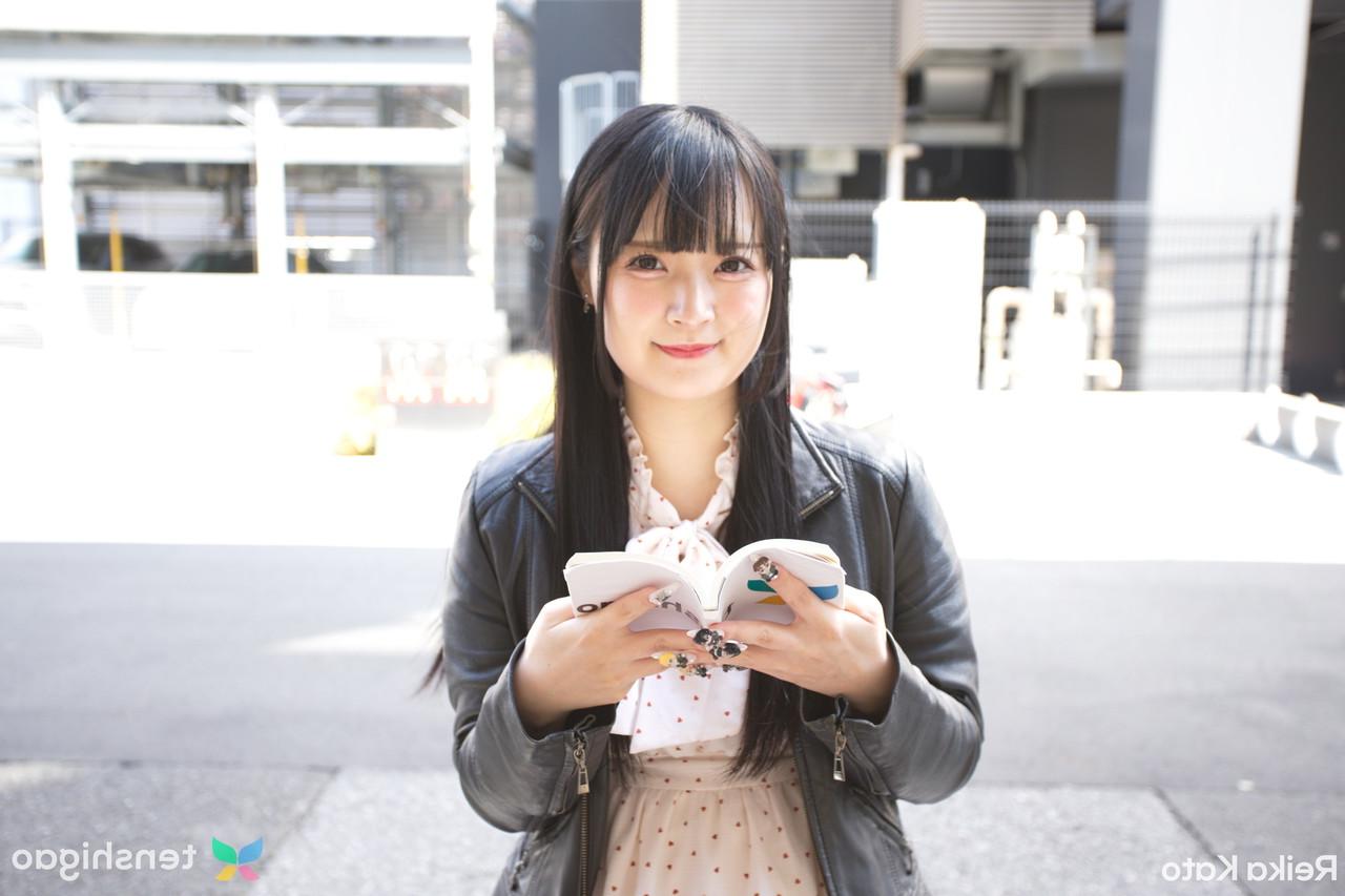 15P A adorável adolescente japonesa Reika Kato tira seu conjunto de sutiã e calcinha