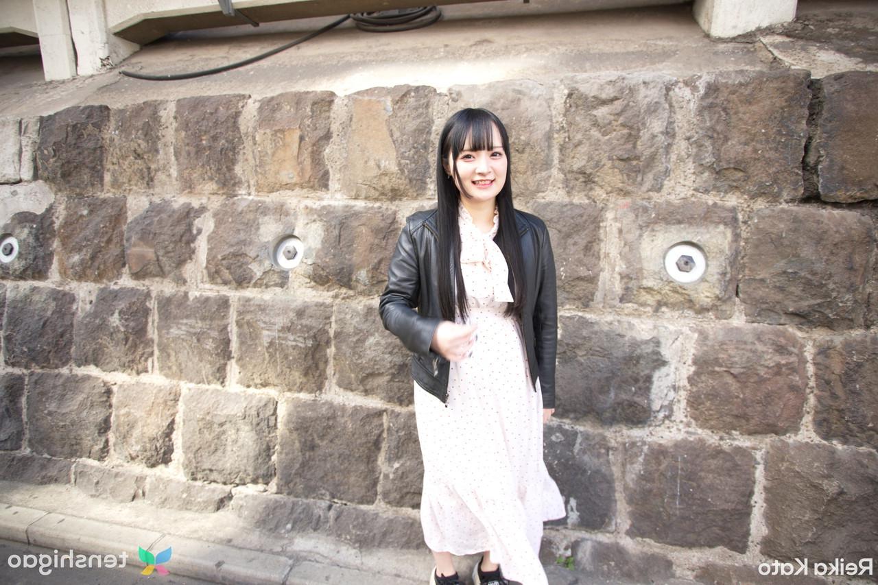 15P A adorável adolescente japonesa Reika Kato tira seu conjunto de sutiã e calcinha