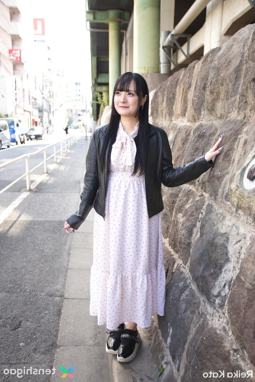 15P A adorável adolescente japonesa Reika Kato tira seu conjunto de sutiã e calcinha
