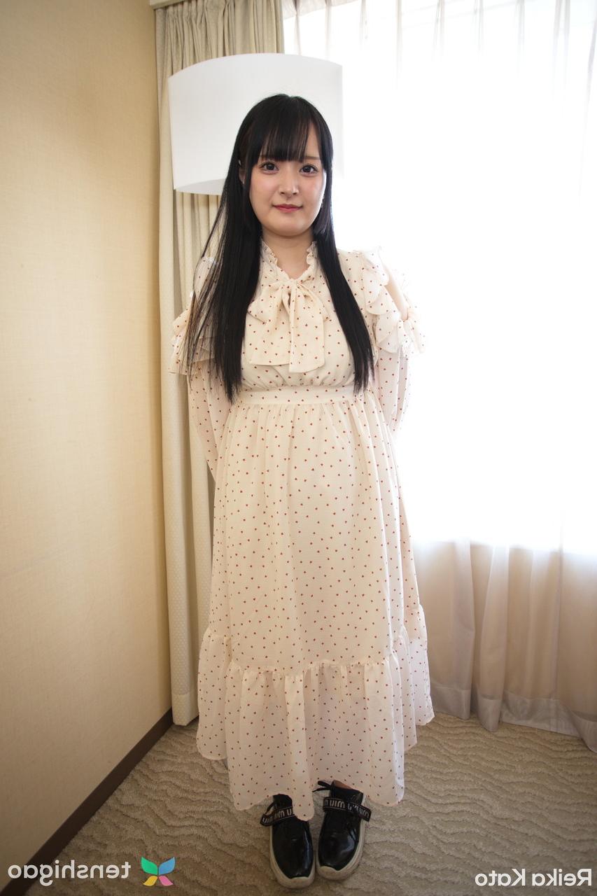 15P A adorável adolescente japonesa Reika Kato tira seu conjunto de sutiã e calcinha