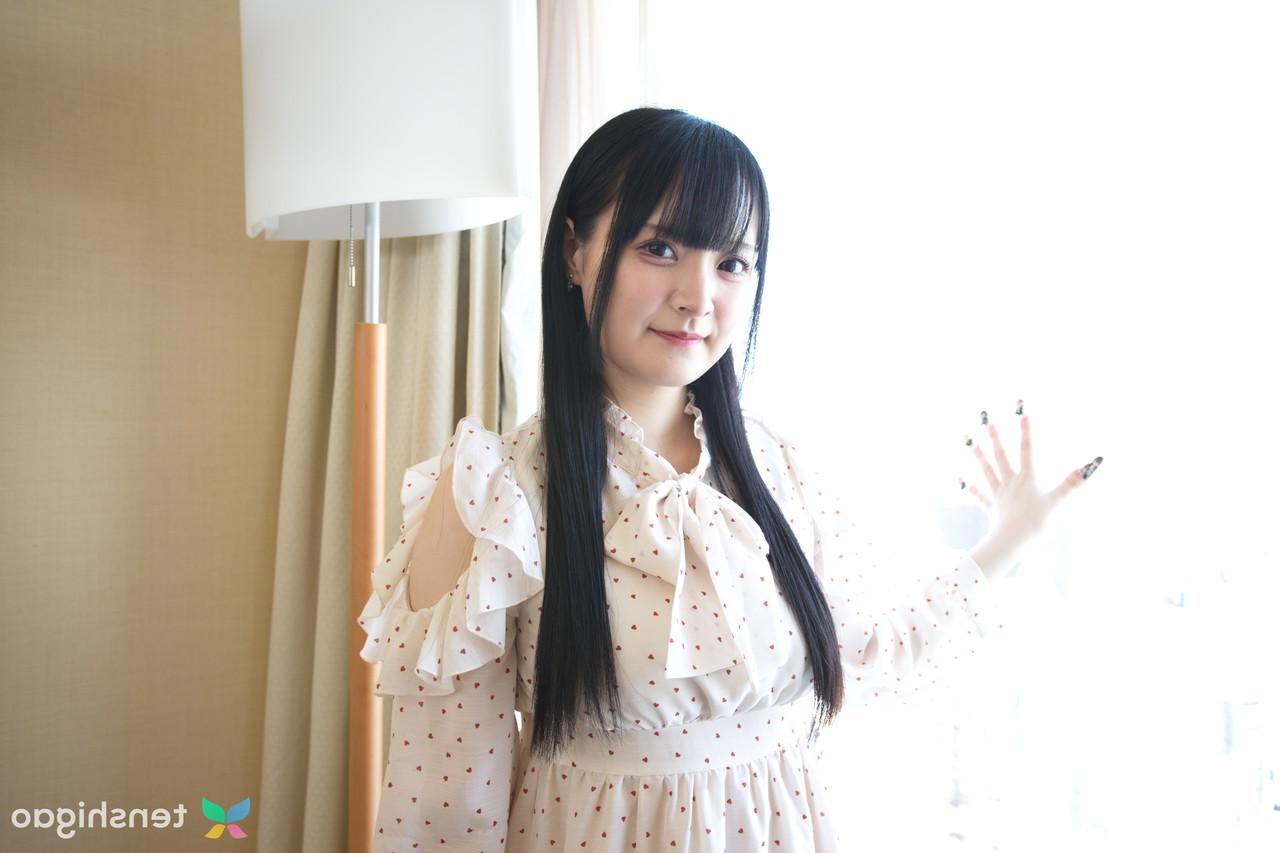 15P A adorável adolescente japonesa Reika Kato tira seu conjunto de sutiã e calcinha