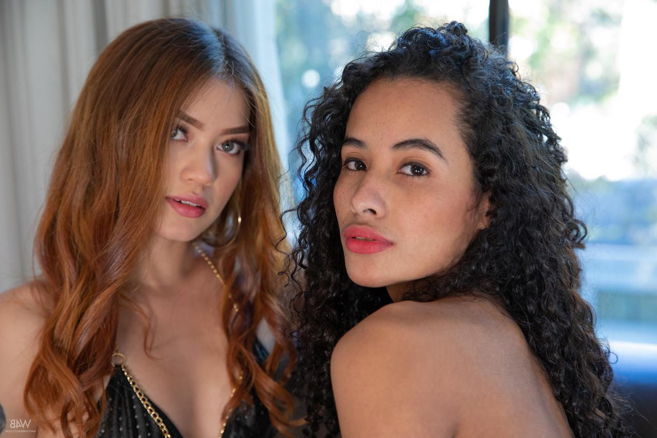 20P As belezas lésbicas Mia Nix e Khloe Parker comem os idiotas uma da outra em um 69