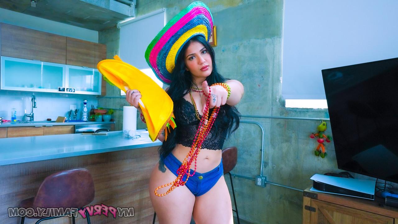 15P Die Latina Anais Amore zeigt beim POV-Sex ihren großen Hintern
