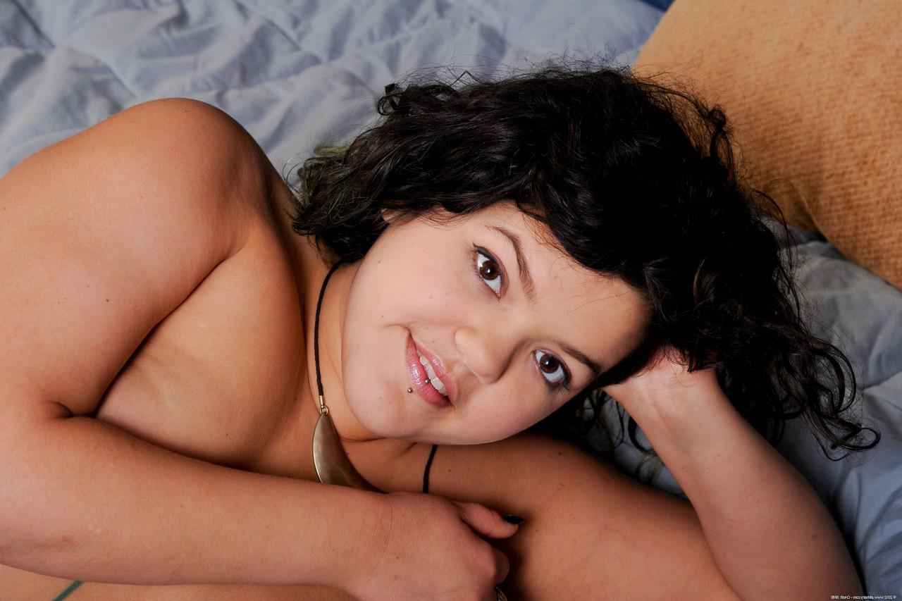 20P La pequeña gorda amateur Lydia Nouvelle se desnuda y muestra su gran culo y sus agujeros peludos