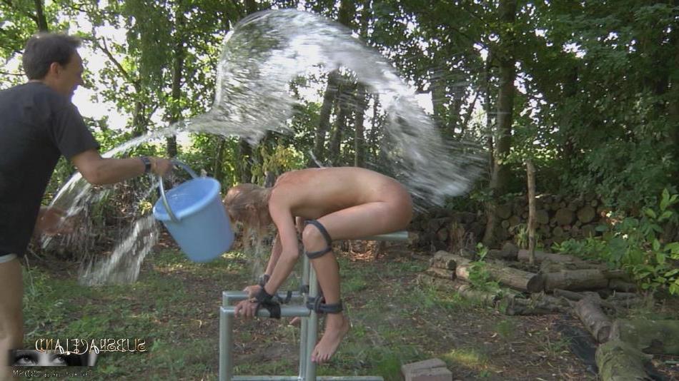 16P Dünnes blondes Mädchen bereitet sich darauf vor, die Schmerzschlampe ihres neuen Meisters zu werden
