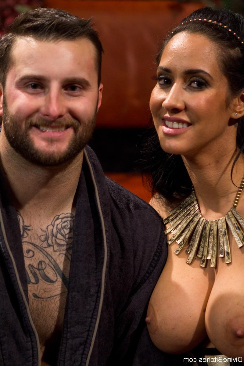 20P Die versaute Domina Isis Love reitet auf dem Gesicht und dem Schwanz einer tätowierten Sexsklavin