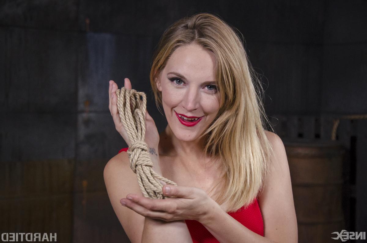 14P A loira Mona Wales tem sua primeira experiência com Shibari em uma masmorra