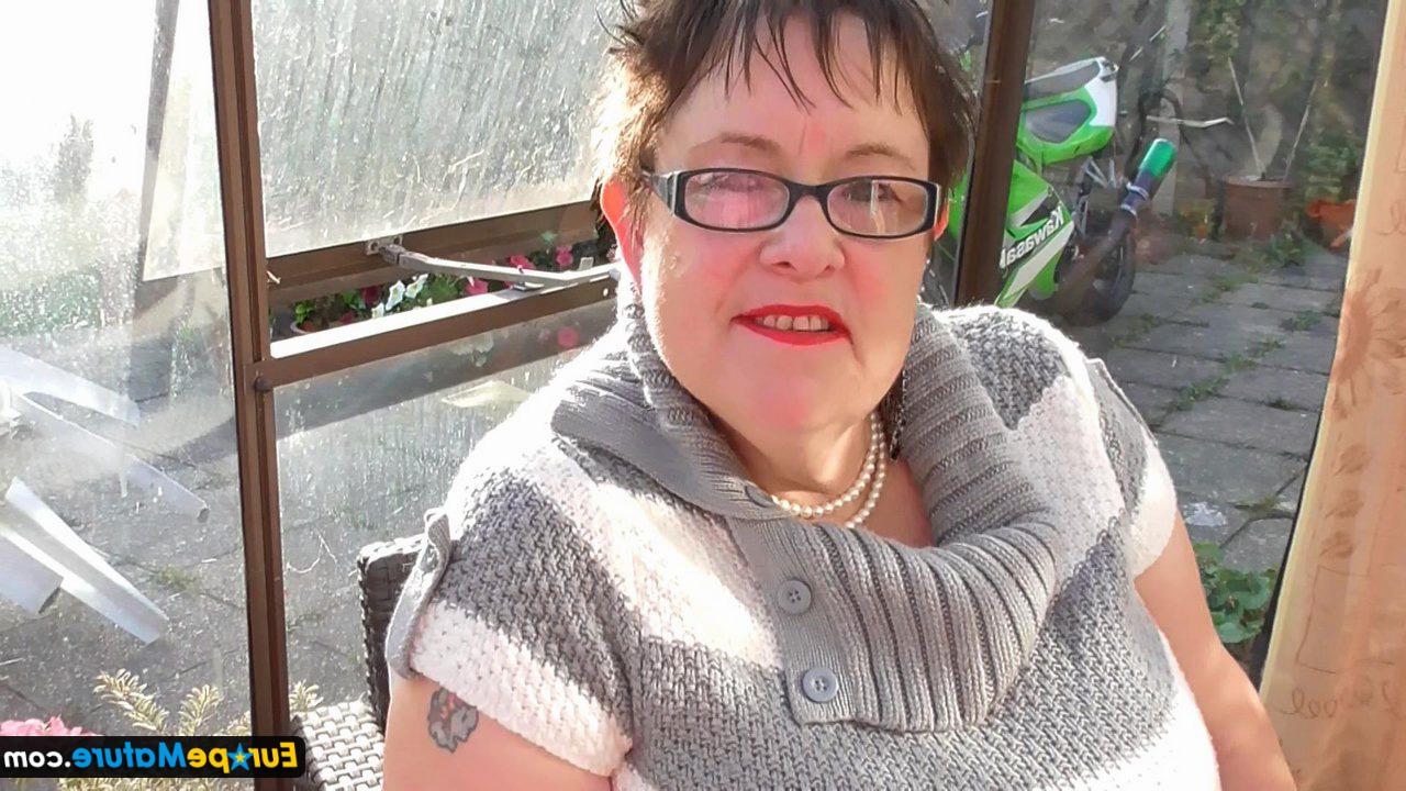 16P Honey, une femme morbidement obèse, se gode le vagin tout en portant des lunettes.