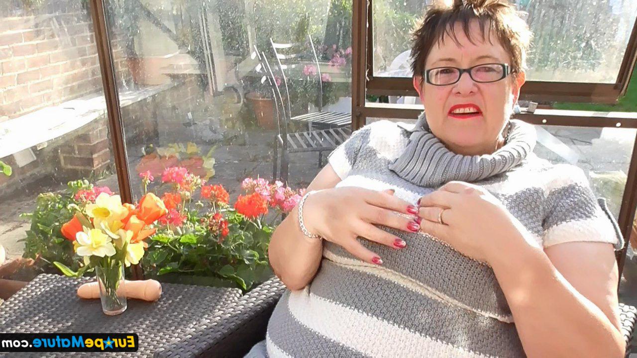 16P Honey, une femme morbidement obèse, se gode le vagin tout en portant des lunettes.