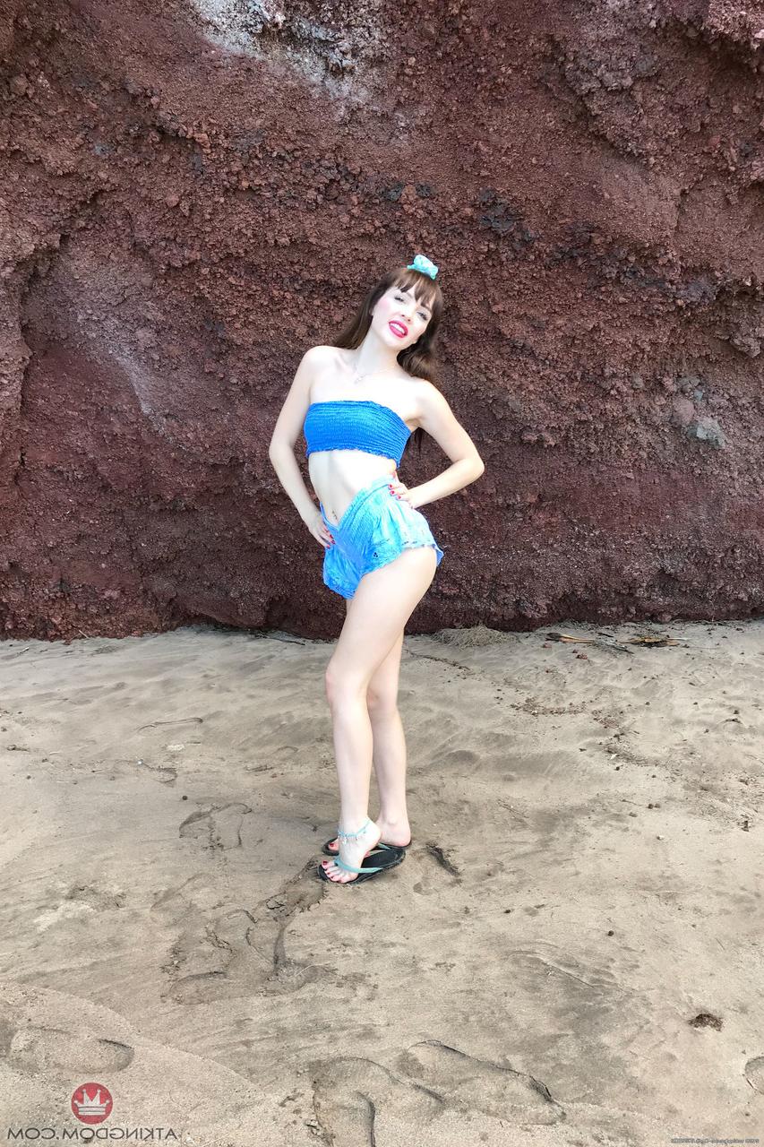 20P La joven delgada Aliya Brynn posa desnuda en público y abriendo su coño afeitado