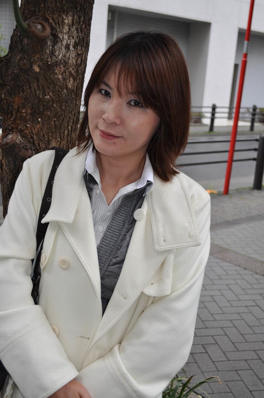 20P Die japanische Oma Chiho Fujii entblößt ihren ganz natürlichen Körper und ihre haarige Muschi