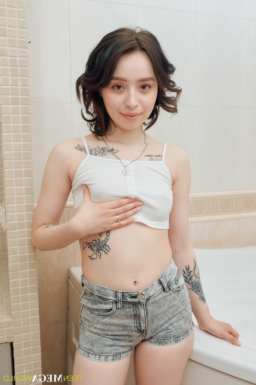 20P Karolina Geiman, petite jeune amateur, chevauche une bite bien raide dans la baignoire.