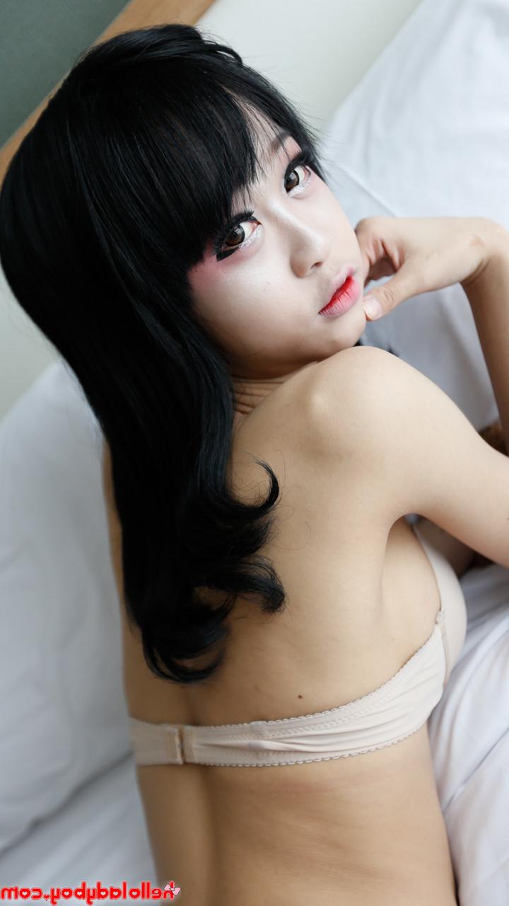 20P Ladyboy morena Guitar se desnuda hasta quedar en lencería y muestra sus tetas medianas