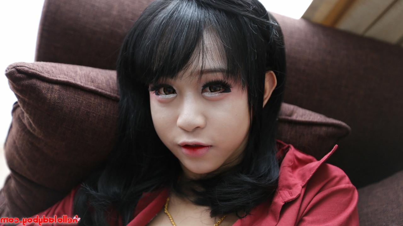 20P Ladyboy morena Guitar se desnuda hasta quedar en lencería y muestra sus tetas medianas