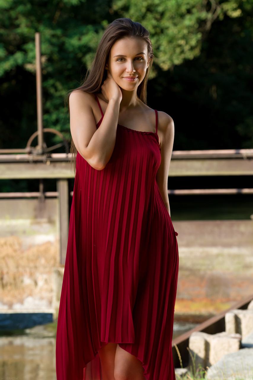 20P Alluring babe Alisa Amore shows her stunning tits while fully naked outdoors