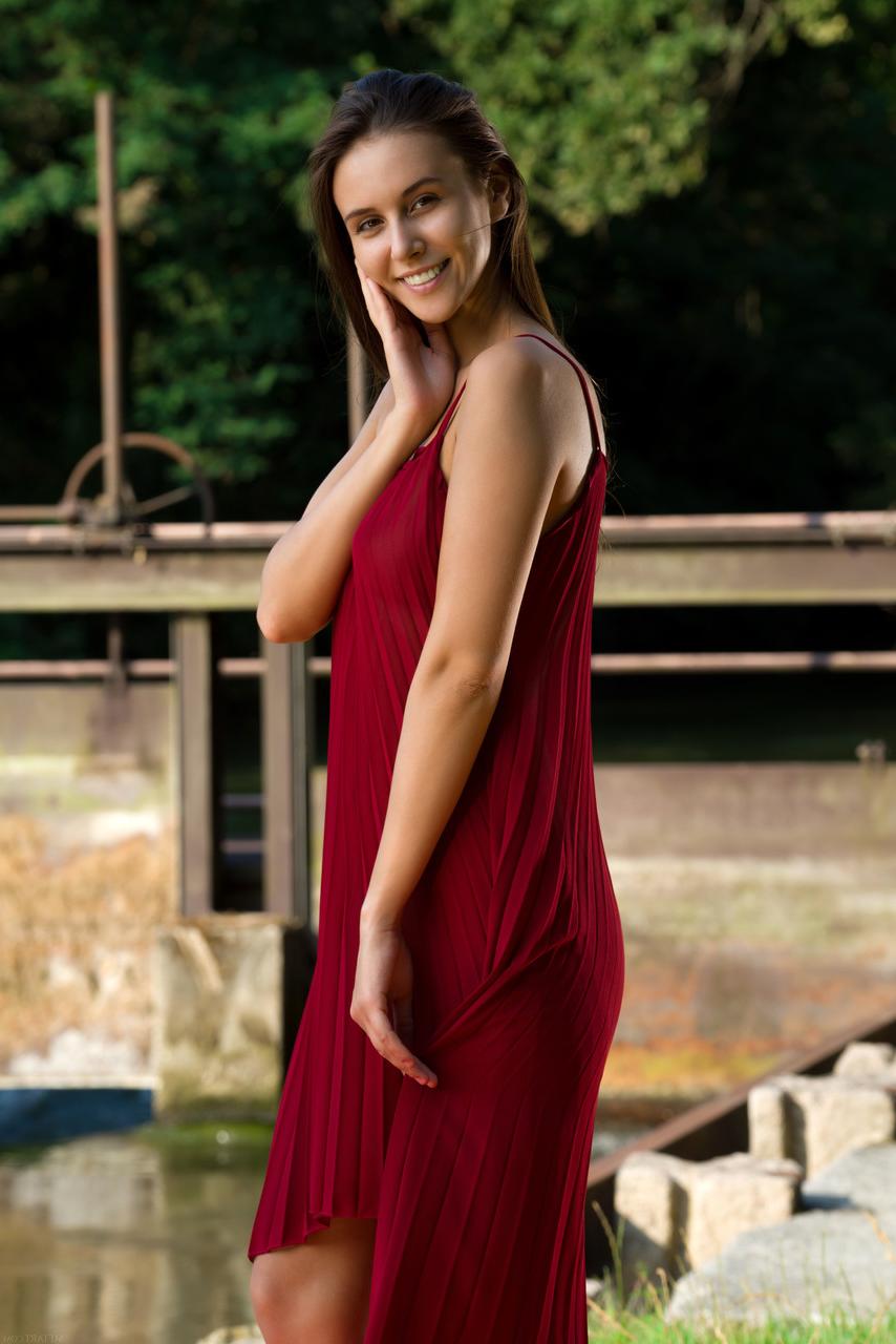 20P Alluring babe Alisa Amore shows her stunning tits while fully naked outdoors