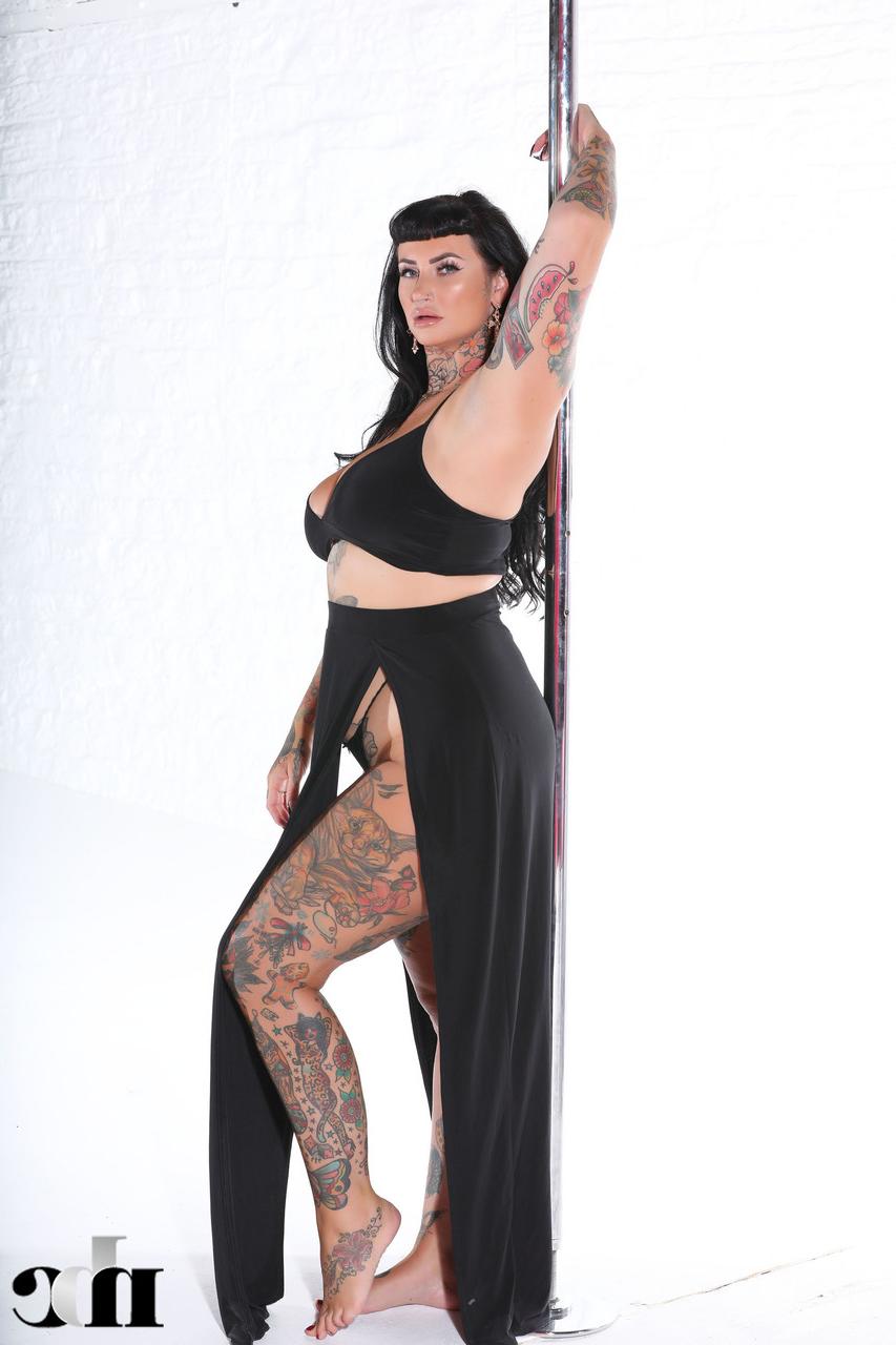 20P Cherrie Pie, une fille potelée, dévoile son corps tatoué sexy dans une subtile pole dance.