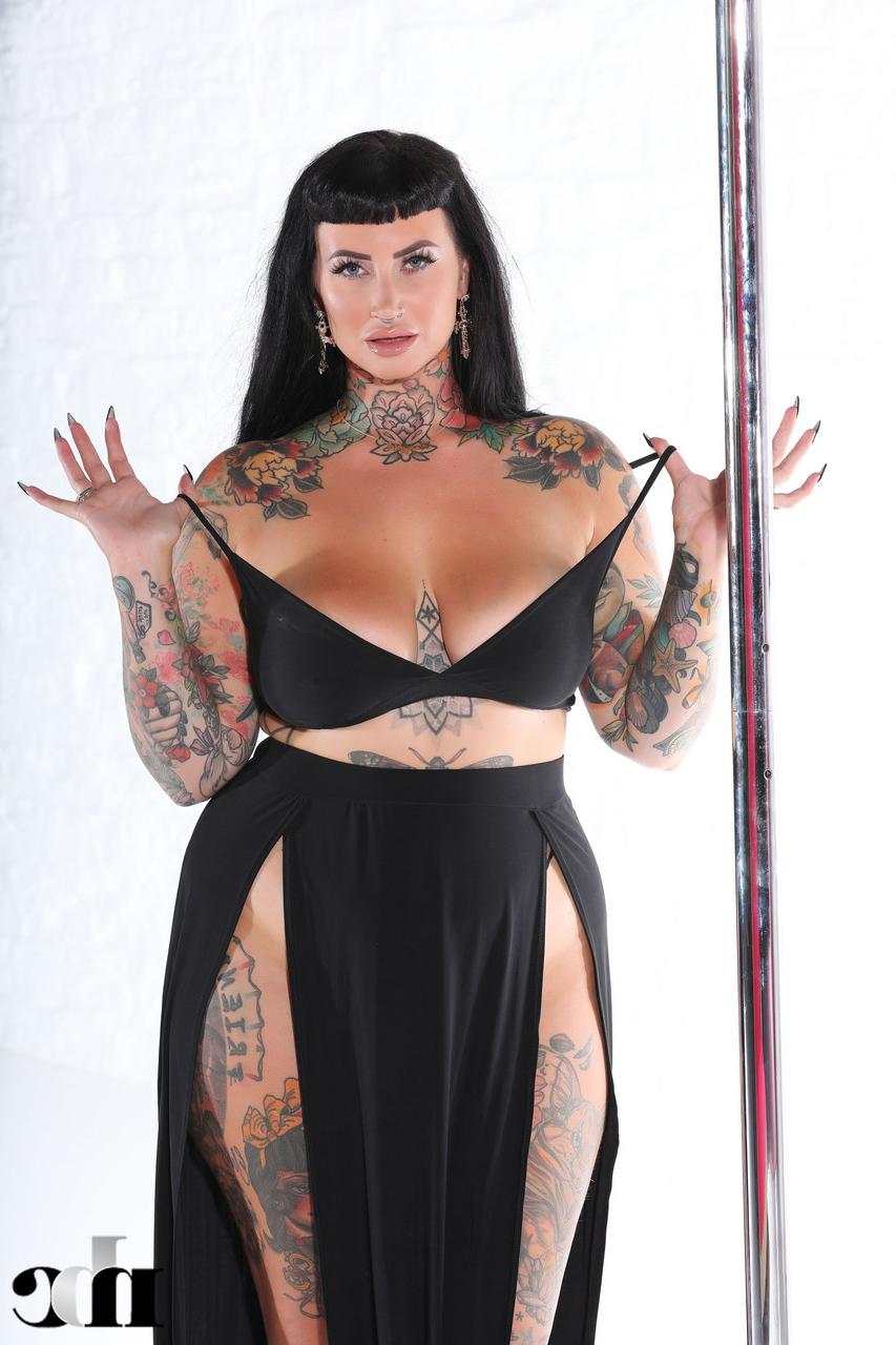 20P Cherrie Pie, une fille potelée, dévoile son corps tatoué sexy dans une subtile pole dance.