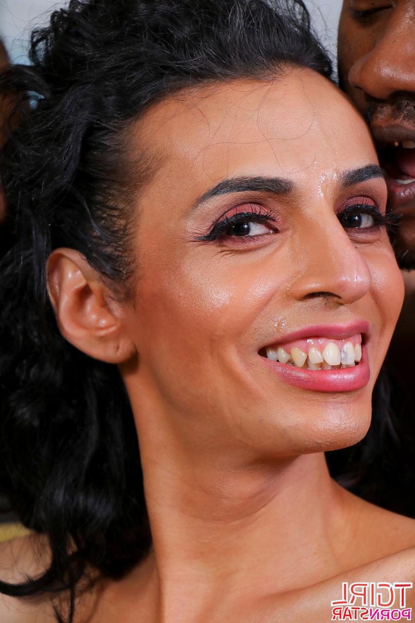 16P Travesti gostosa com peitos grandes Zoe sopra e fode dois paus em um trio IR