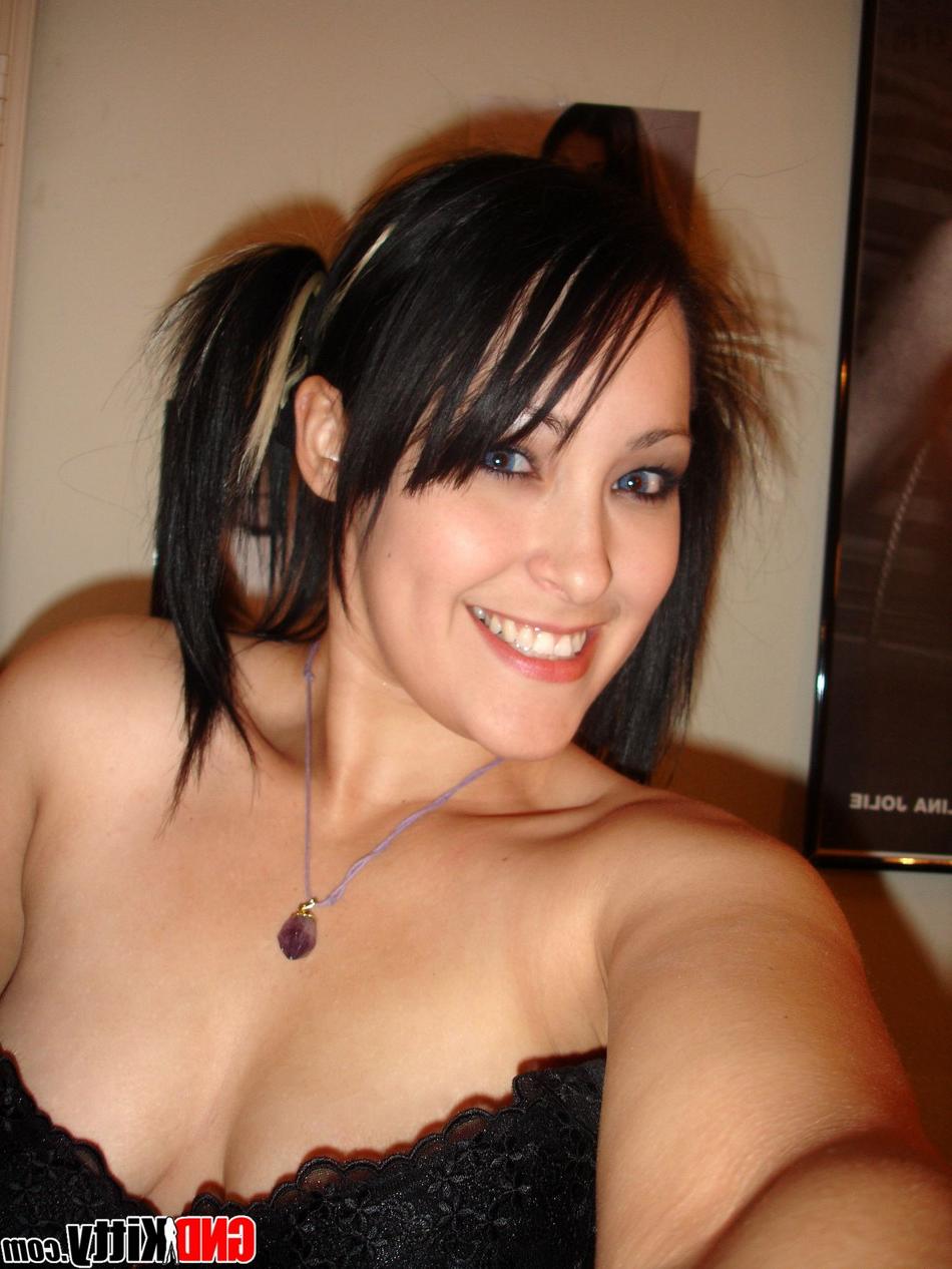 12P Une jolie brune expose son cul nu au cours d'une auto-action