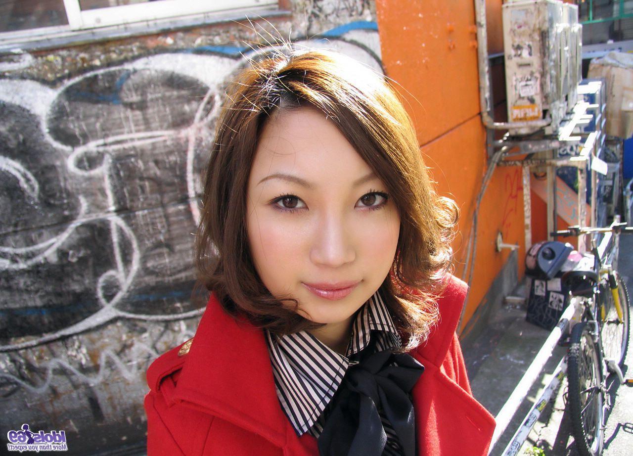 15P A adolescente japonesa Megu modela para fotos espontâneas de sua vida diária nua e não nua