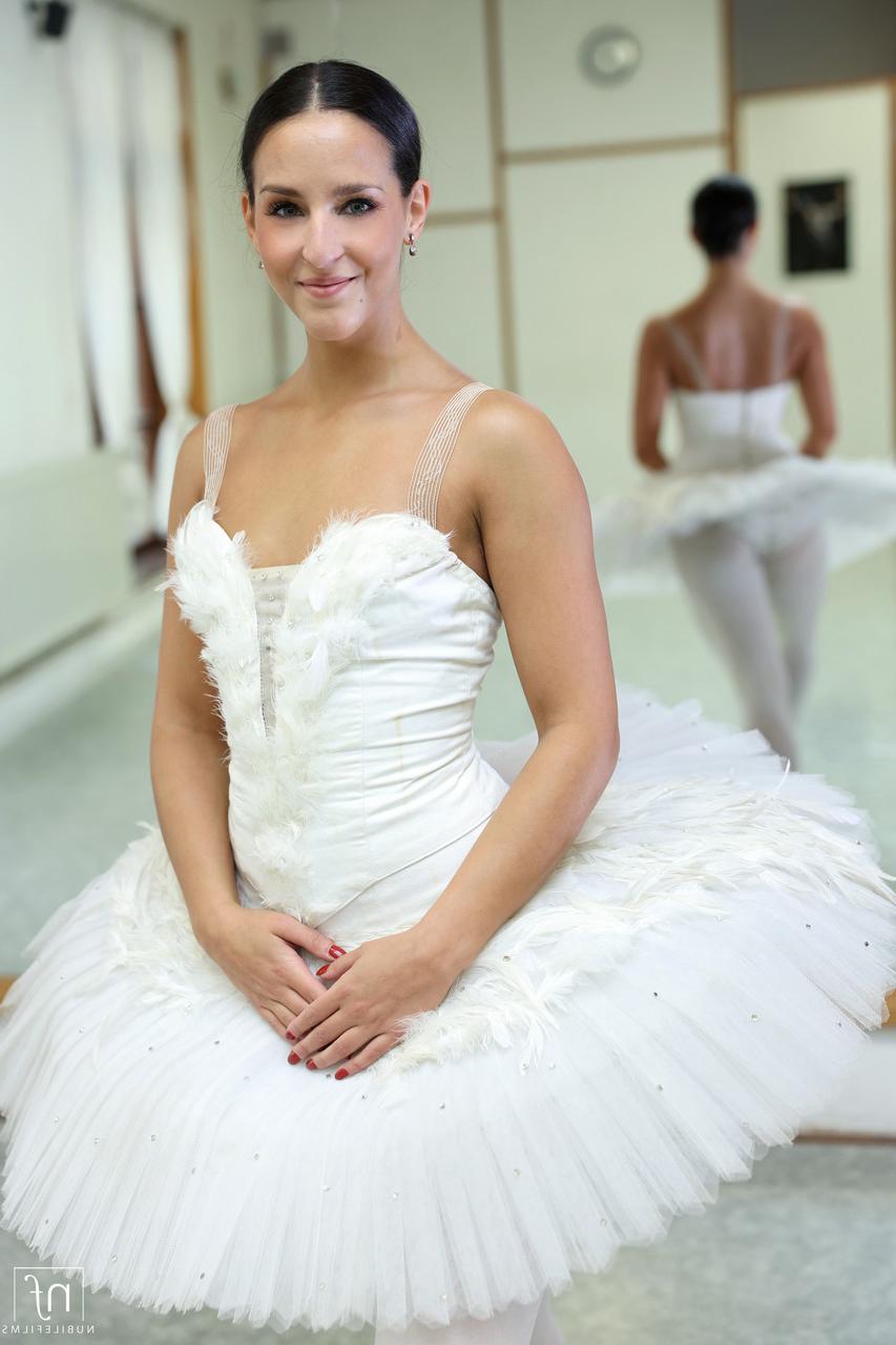 20P A linda bailarina Betzz come porra depois de uma boa surra no sofá