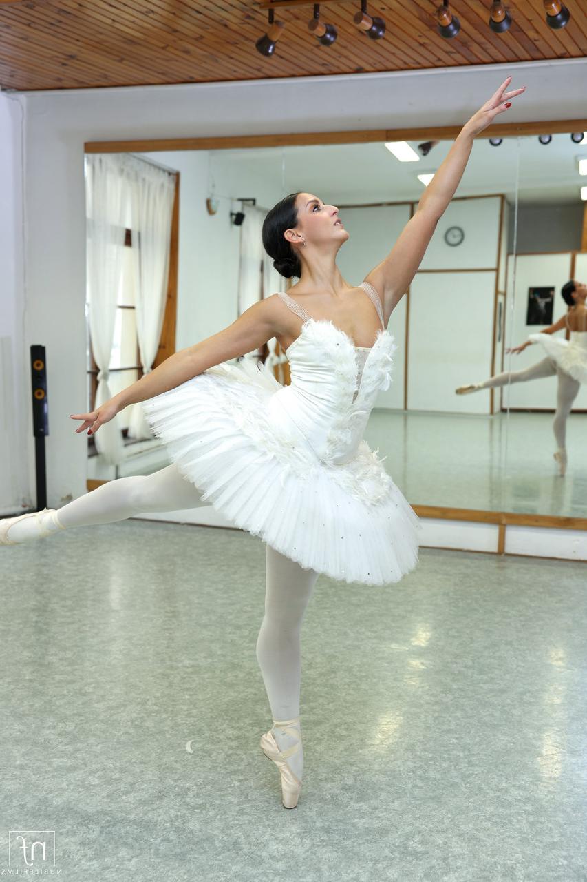 20P A linda bailarina Betzz come porra depois de uma boa surra no sofá