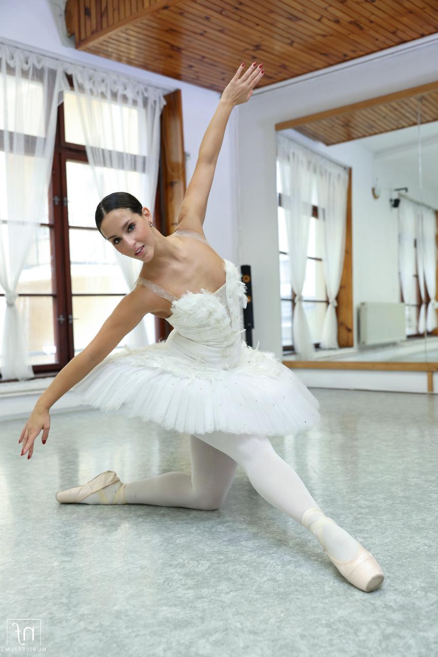 20P A linda bailarina Betzz come porra depois de uma boa surra no sofá