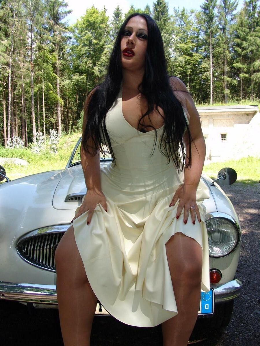 16P Die Gothic-Frau Lady Angelina verliert in einem Fahrzeug ihre großen Brüste aus einem Kleid
