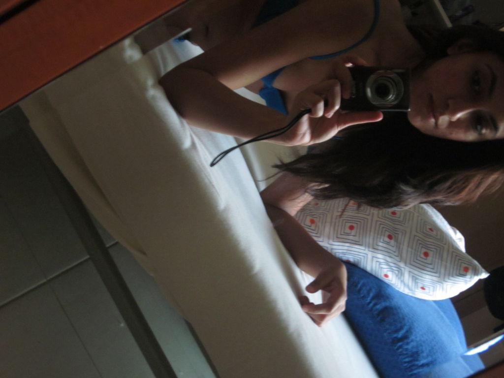 10P Garota indiana sozinha tira fotos no espelho enquanto está completamente nua
