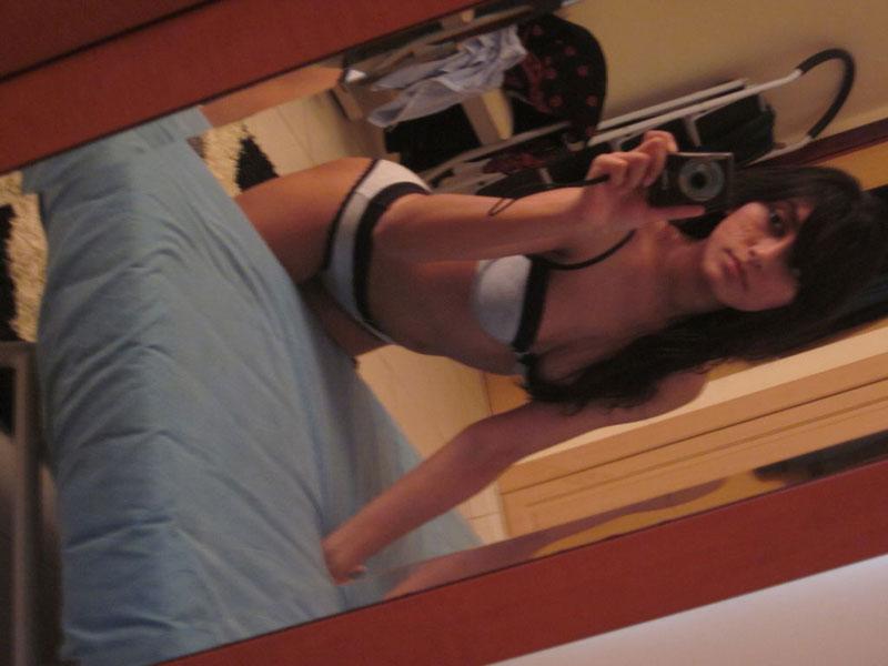 10P Garota indiana sozinha tira fotos no espelho enquanto está completamente nua
