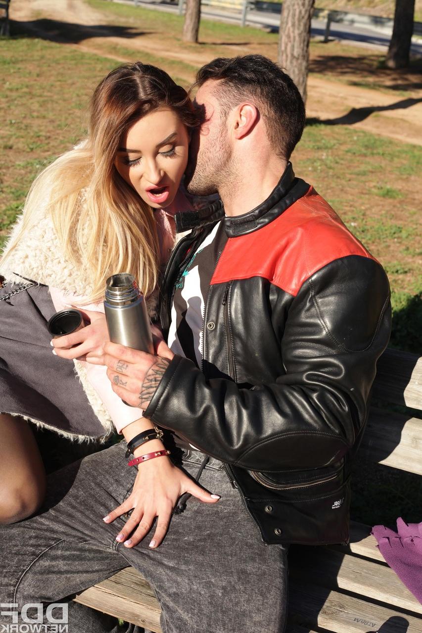 17P Katrin Tequila, une fille aux cheveux longs, se fait baiser sur une couverture dans le parc.