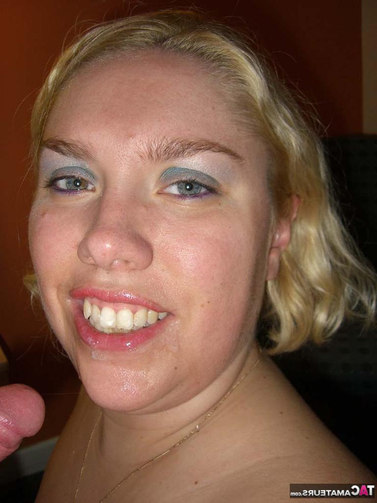 16P A loira mais velha Barby chupa um pau depois de ficar nua em um quarto de hotel