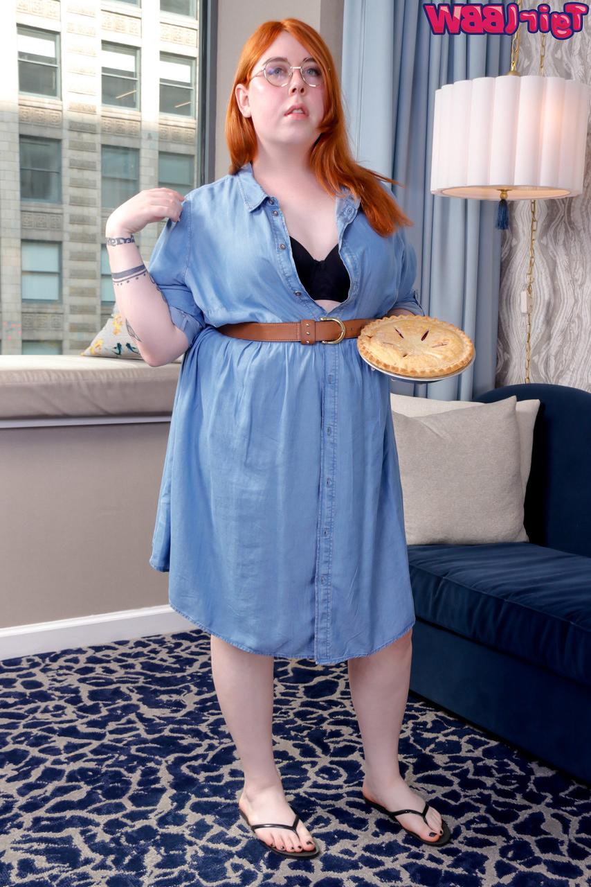 16P Die mollige Shemale mit Brille Clara Belle spielt in einem Solo mit ihren Nippeln und ihrem Stab