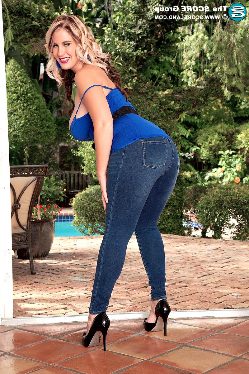 14P Solo model Rockell sets her huge boobs loose on a patio in skintight jeans