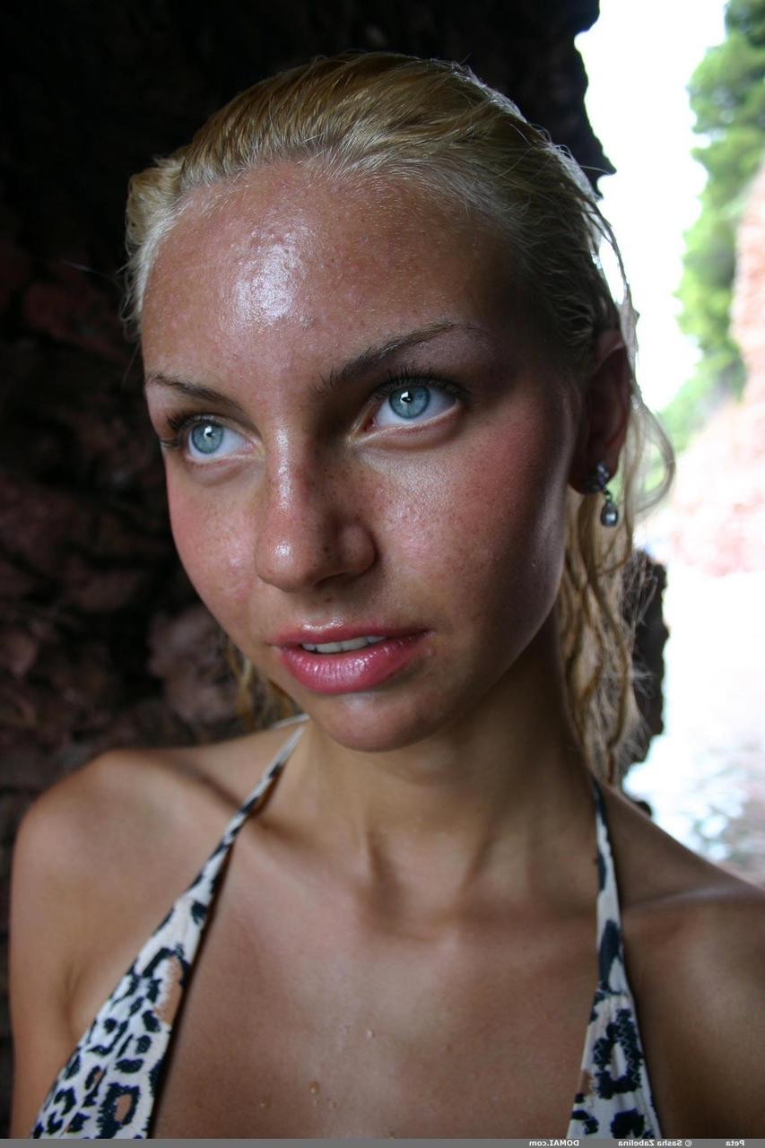 20P Glamorous babe Peta displaying her big ass and natural boobs in the sea