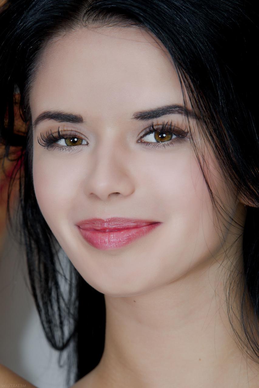 20P Dark-haired babe Carmen Summer shows off her perfect tits and shaved pussy