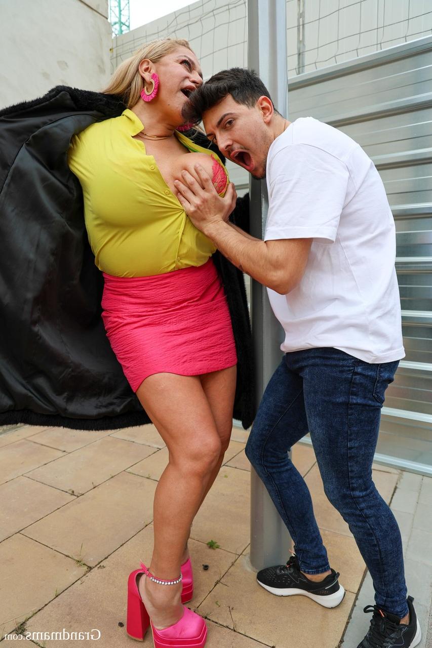 20P La grand-mère aux gros seins Alexa Blun profite du sexe hardcore sauvage avec son jeune amant.