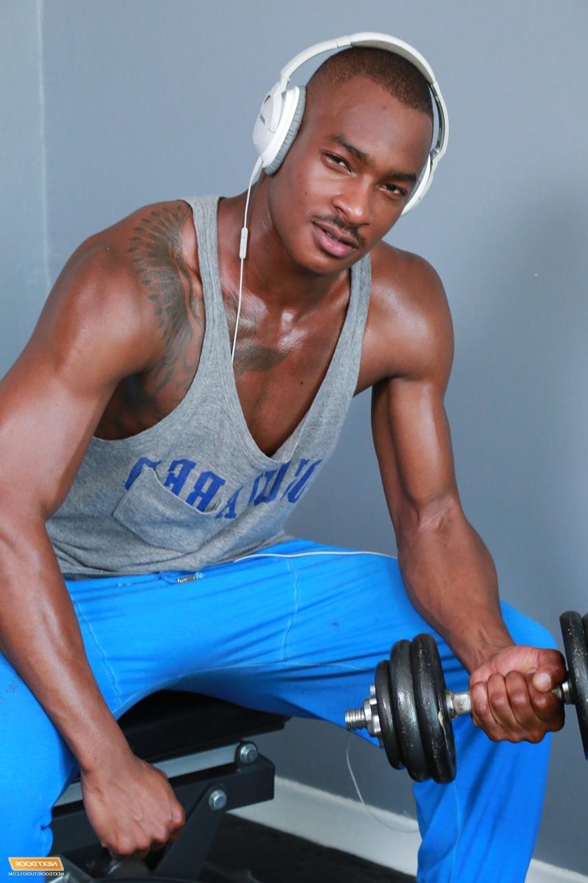 20P Os gays negros Tyson Tyler e Damian Brooks chupam os botões um do outro antes do sexo