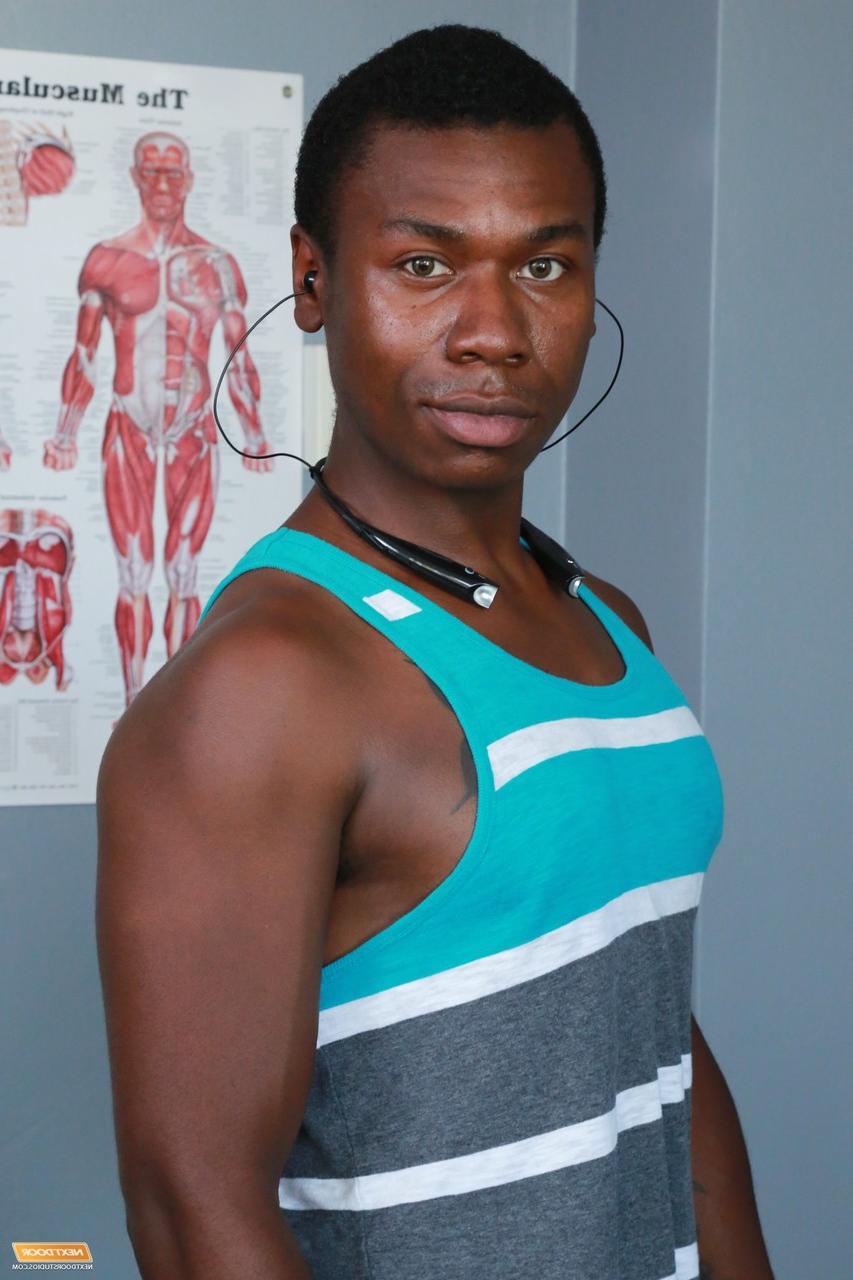 20P Os gays negros Tyson Tyler e Damian Brooks chupam os botões um do outro antes do sexo