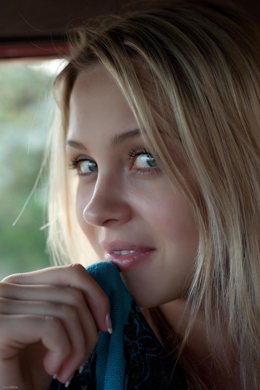 20P La joven rubia Luciana A muestra su coño recortado y sus tetas adolescentes al aire libre