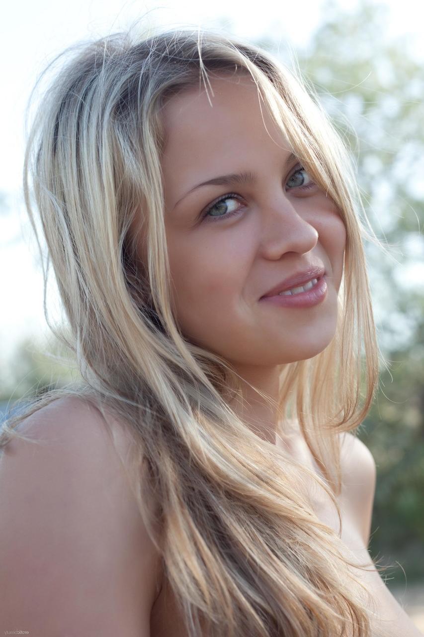 20P La joven rubia Luciana A muestra su coño recortado y sus tetas adolescentes al aire libre