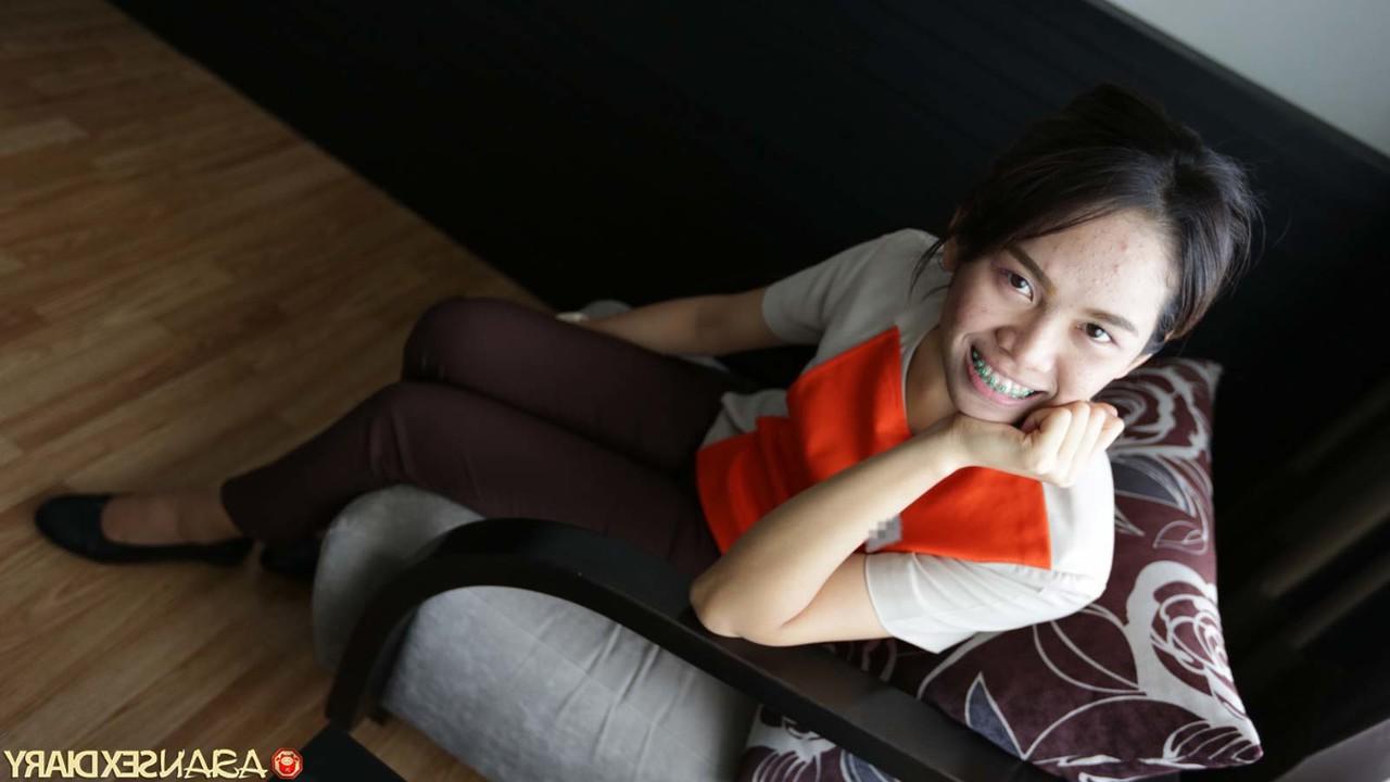 20P Mutmee, petite employée asiatique de l'hôtellerie, se fait baiser et jouir dans une chambre d'hôtel