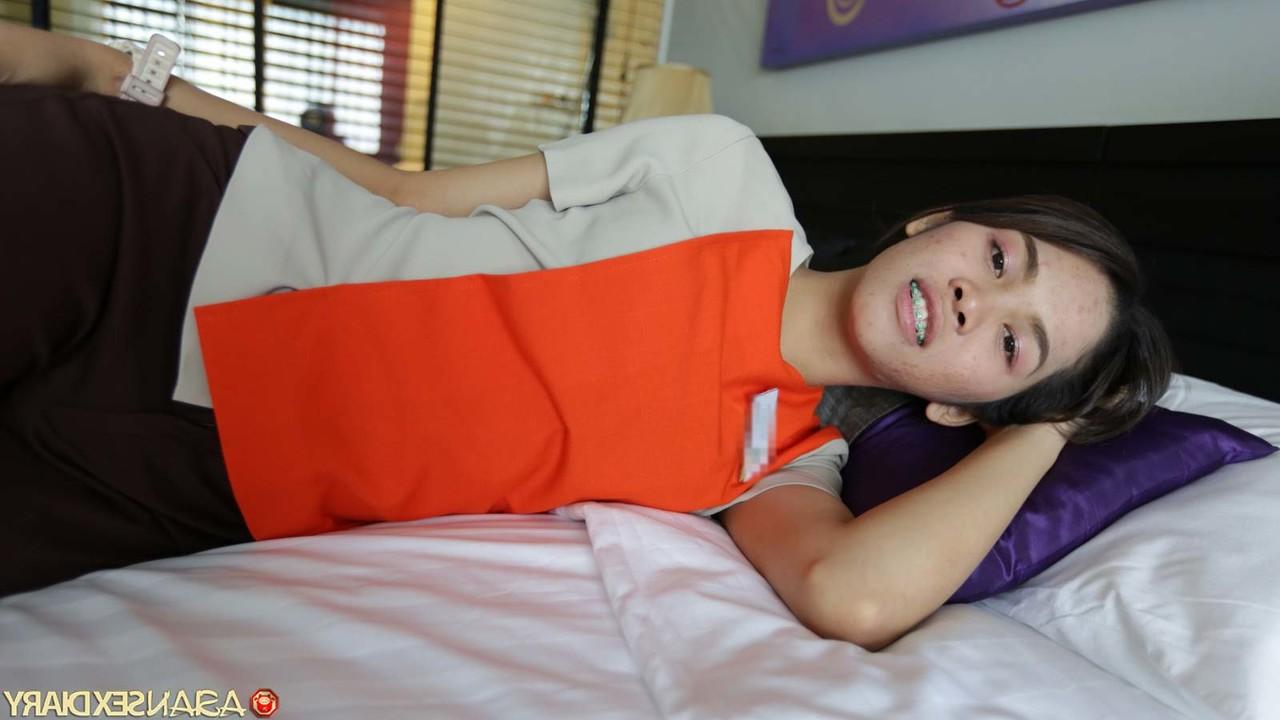 20P Mutmee, petite employée asiatique de l'hôtellerie, se fait baiser et jouir dans une chambre d'hôtel